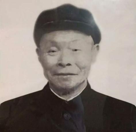 1956年安徽一位老人进京受毛主席亲自接见，久别的老班长终于来到了首都，令人敬佩