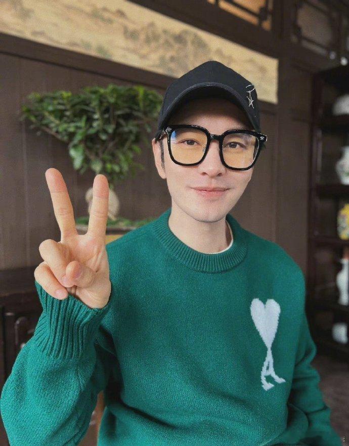 黄晓明说小海绵长得像自己性格却像妈妈黄晓明因为小海绵全家搬到上海长相复刻黄晓明，