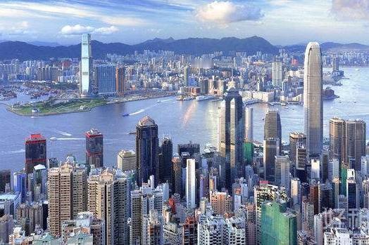 2019年乱港时，马蹄露因拍摄暴徒恶行，被围殴至头破血流，后脑下巴共缝11针；朱