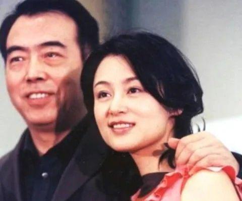 当年，陈凯歌带陈红去澳大利亚玩，在逛奢侈品店时，店员十分惊讶地对陈凯歌说：“先生