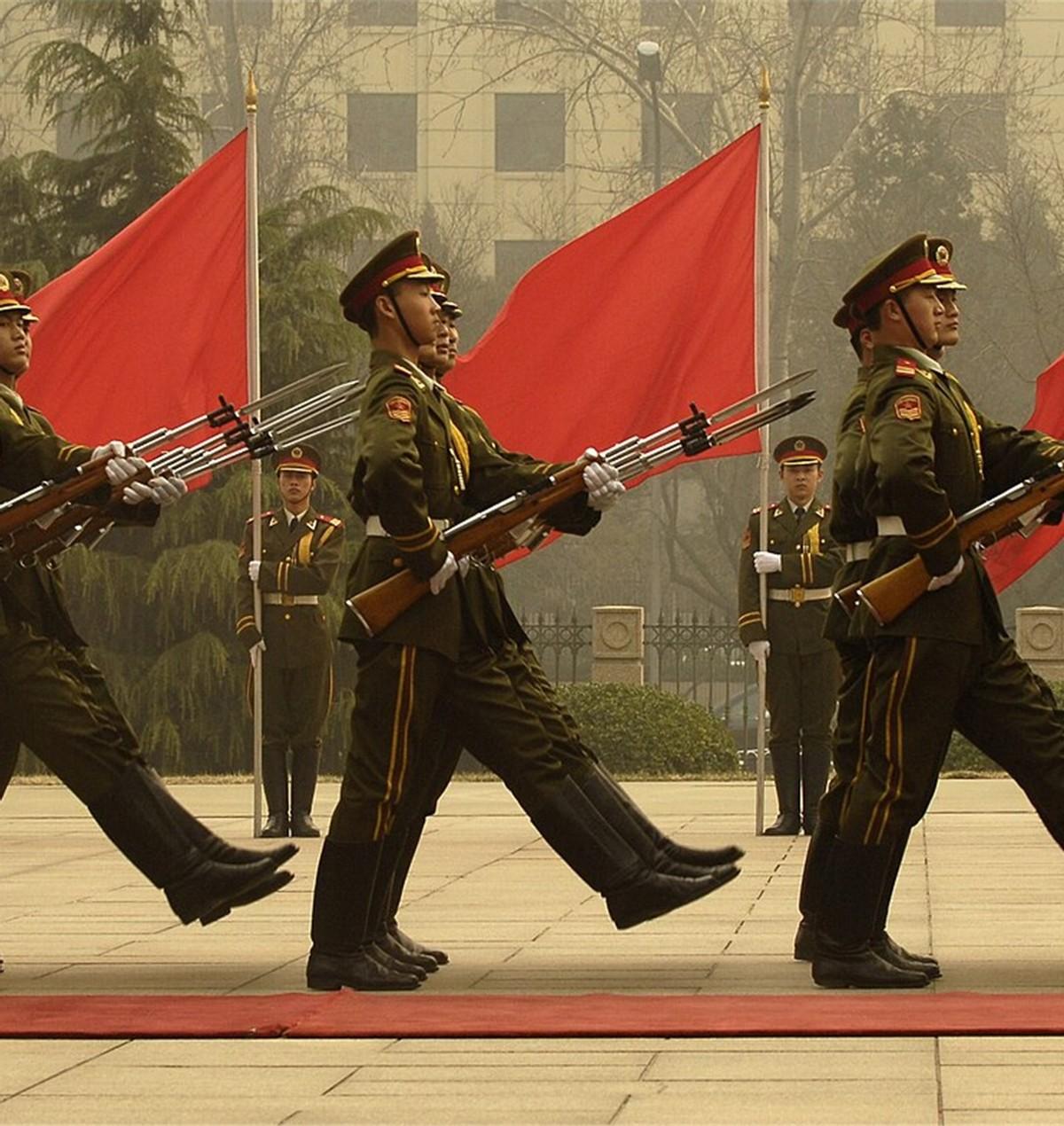中美俄三个大国，俄罗斯被俄乌战争困在了欧洲，美国被美伊战争困在了中东，只有中国因