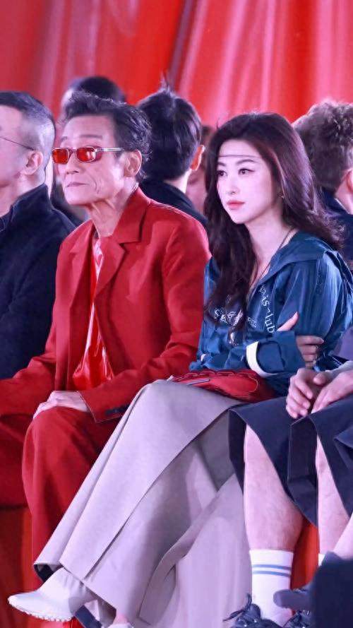 梁家辉朱珠同框看秀！68岁影帝一身红西装两代演员同框氛围感拉满