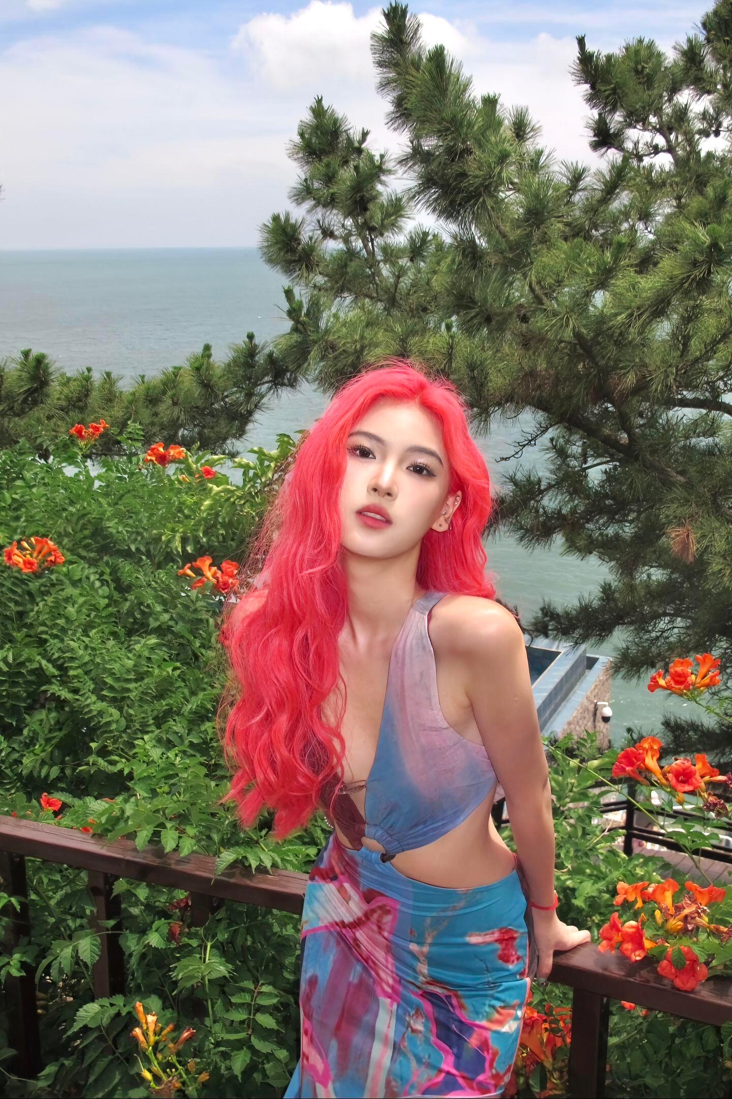 颜颜就是仙女！节目里都是帅气的造型，没看到这么软萌的一面顏顏太！漂！亮！了！怦然