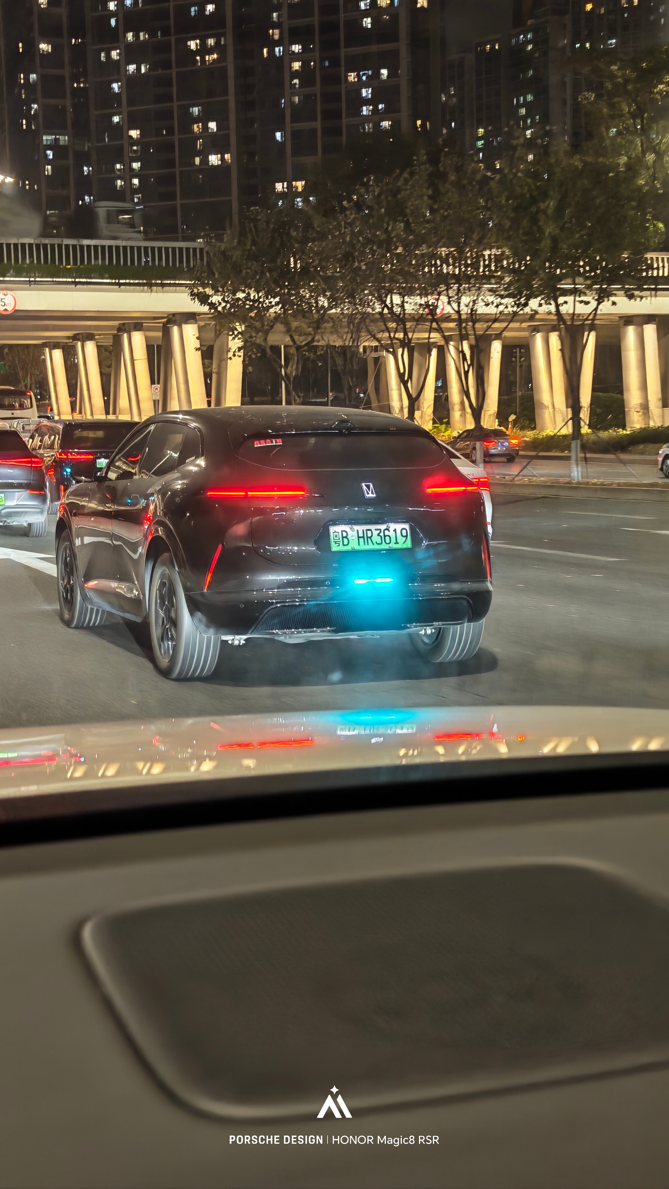 阿维塔的智驾灯是在屁股蛋儿的下面的，在美学上差点意思，总感觉屁股要...... 