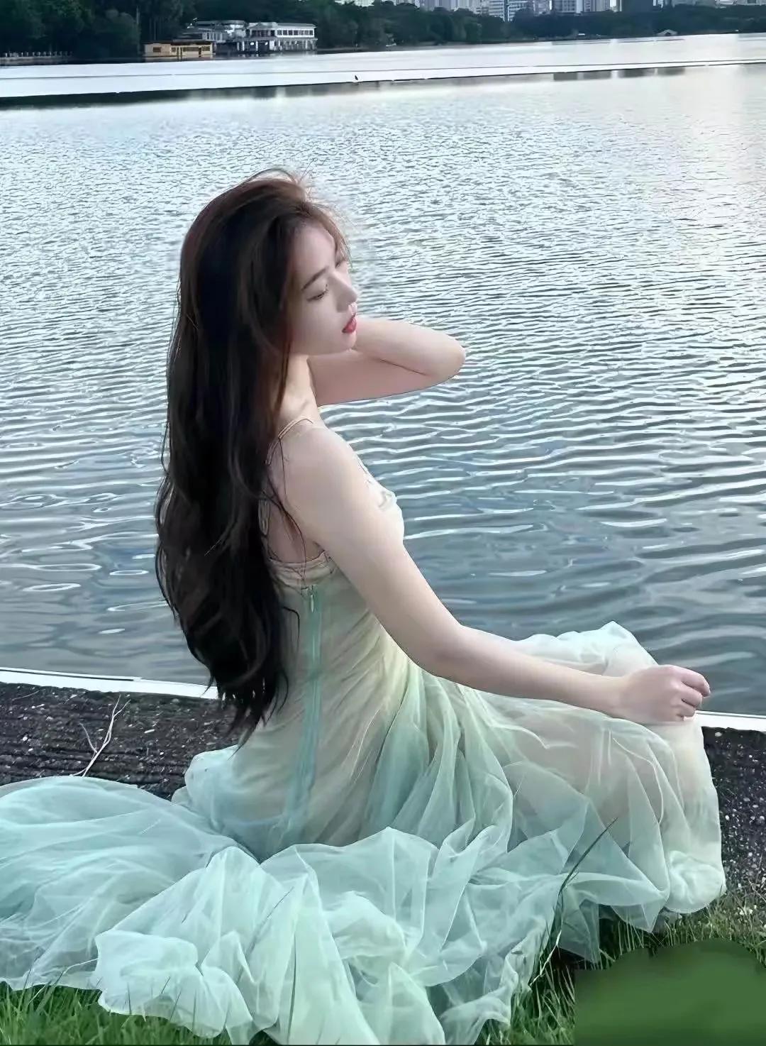 『美景佳人』水清波荡漾，白衣轻纱飘。如此美景，拍出不一样的美感！[笑哭][来看我