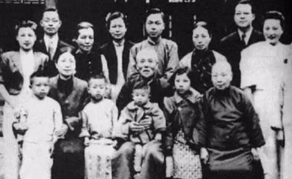 作家林海音父亲去世那年，她13岁，守寡的母亲只有28岁。三年后的一个夏夜，林海音