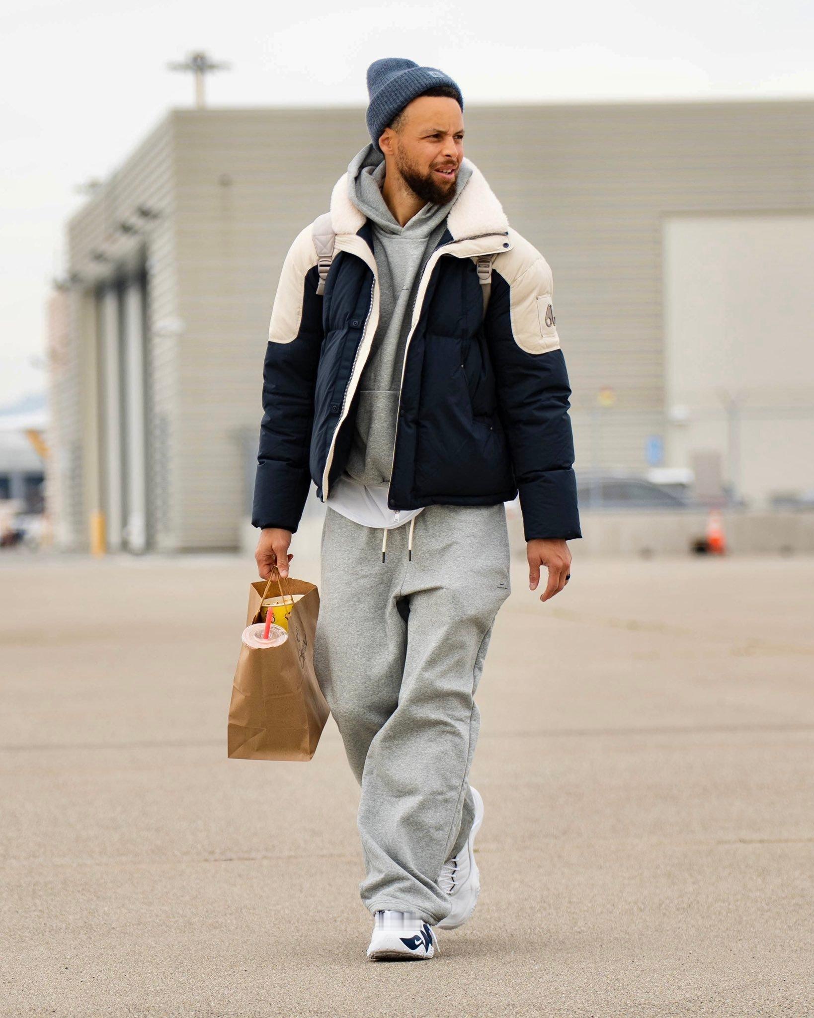 勇士客场迎战独行侠斯蒂芬·库里先是穿了主教练基德当年标志性的大眼睛赶飞机然后热身