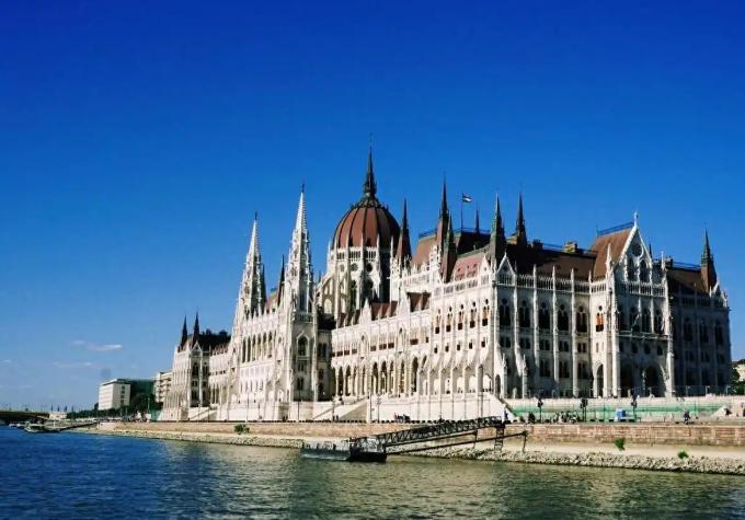 [下雨]东欧小国大选爆冷门，美俄死对头罕见联手，力挺欧尔班稳赢？

4月12日，