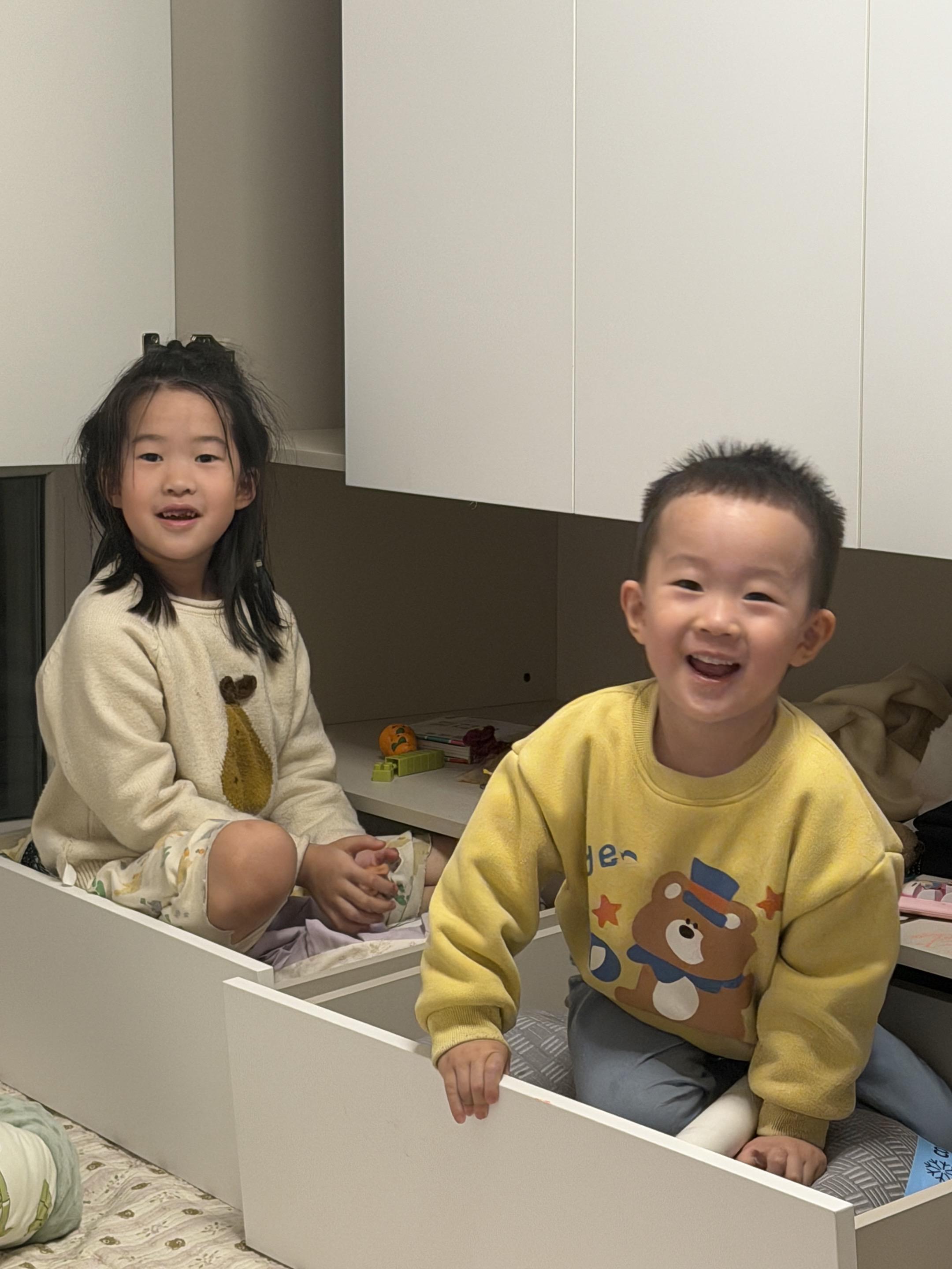 当我进房间看见他们时 终于明白了那句：稚子年少不知事，却是人生最乐时