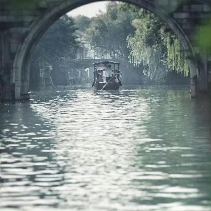 乌镇，在这里，又好似找到了不曾回去的故乡，虽然只是邂逅，气息却早已熟悉。来过就不