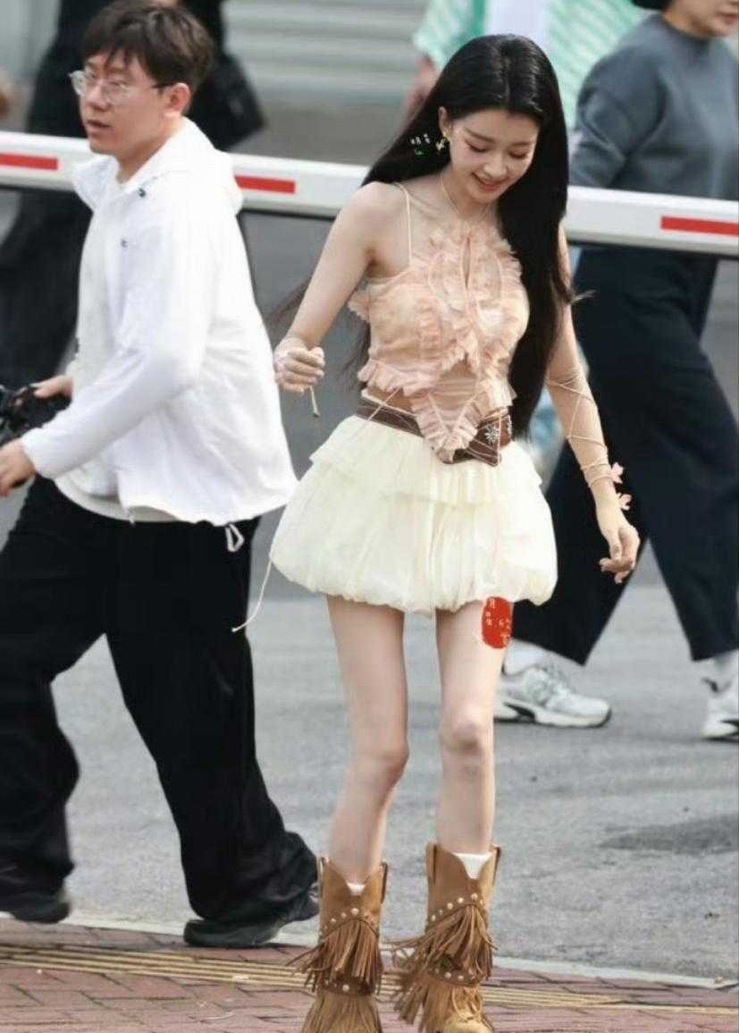 镜头对女明星真的好残忍孙怡浪姐一公上班，生图都瘦成这样了，上镜才刚刚好，女明星真