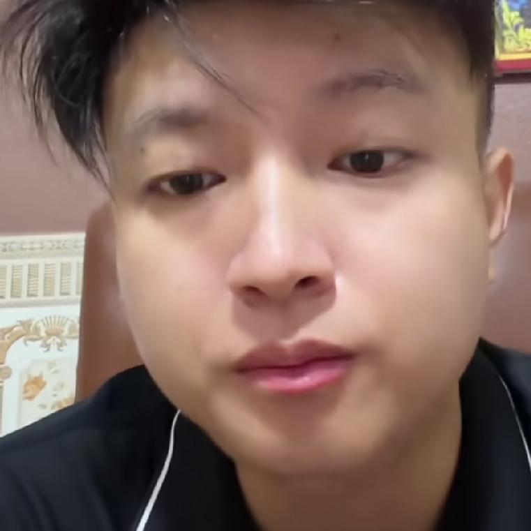 秋秋爸爸是一个非常朴实的越南农民，外面天下着大雨，他也免不了去田间耕地干活。秋秋