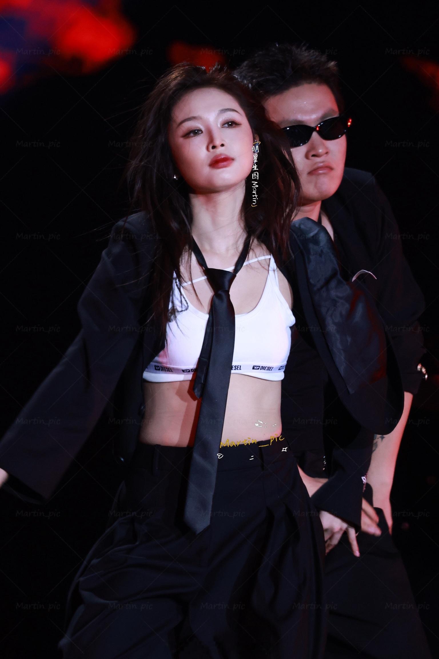 吴宣仪[超话] 吴宣仪931演唱会广州站第三弹～西装领带老公姐吴宣仪[舔屏][舔