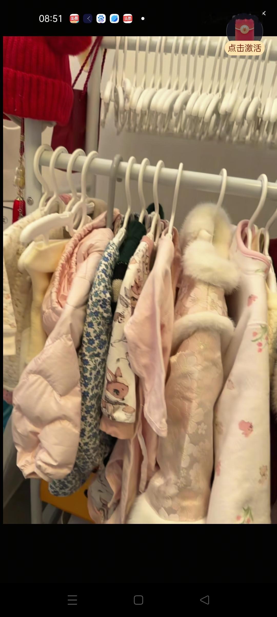 衣服架上满满当当挂的衣服也渐渐的空了，只有外层还有一些衣服悬挂在这里，新的一年，