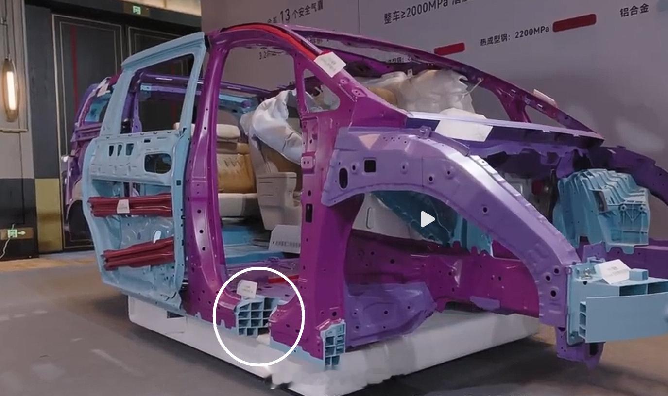 biw 把门槛梁锯开给媒体看截面是常规操作了不过，你猜他为啥锯前排，不锯后排呢~