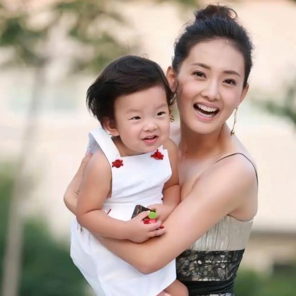2007年，女儿出生后，牛莉正处在身体恢复期，孩子哭闹、睡眠不足，再加上身体不适