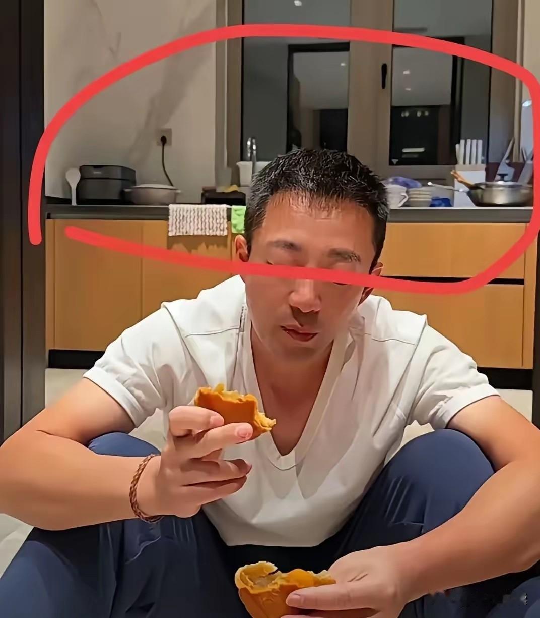 哈哈哈
汪公子肯定
做梦也想不到

自己只是在家拍了个
拆箱月饼的视频

居然被