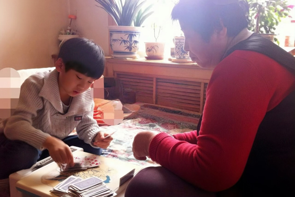 是谁已经领到了爸妈买的保险几年前，出差的时候收到一条短信，说我有一份少儿年金保险