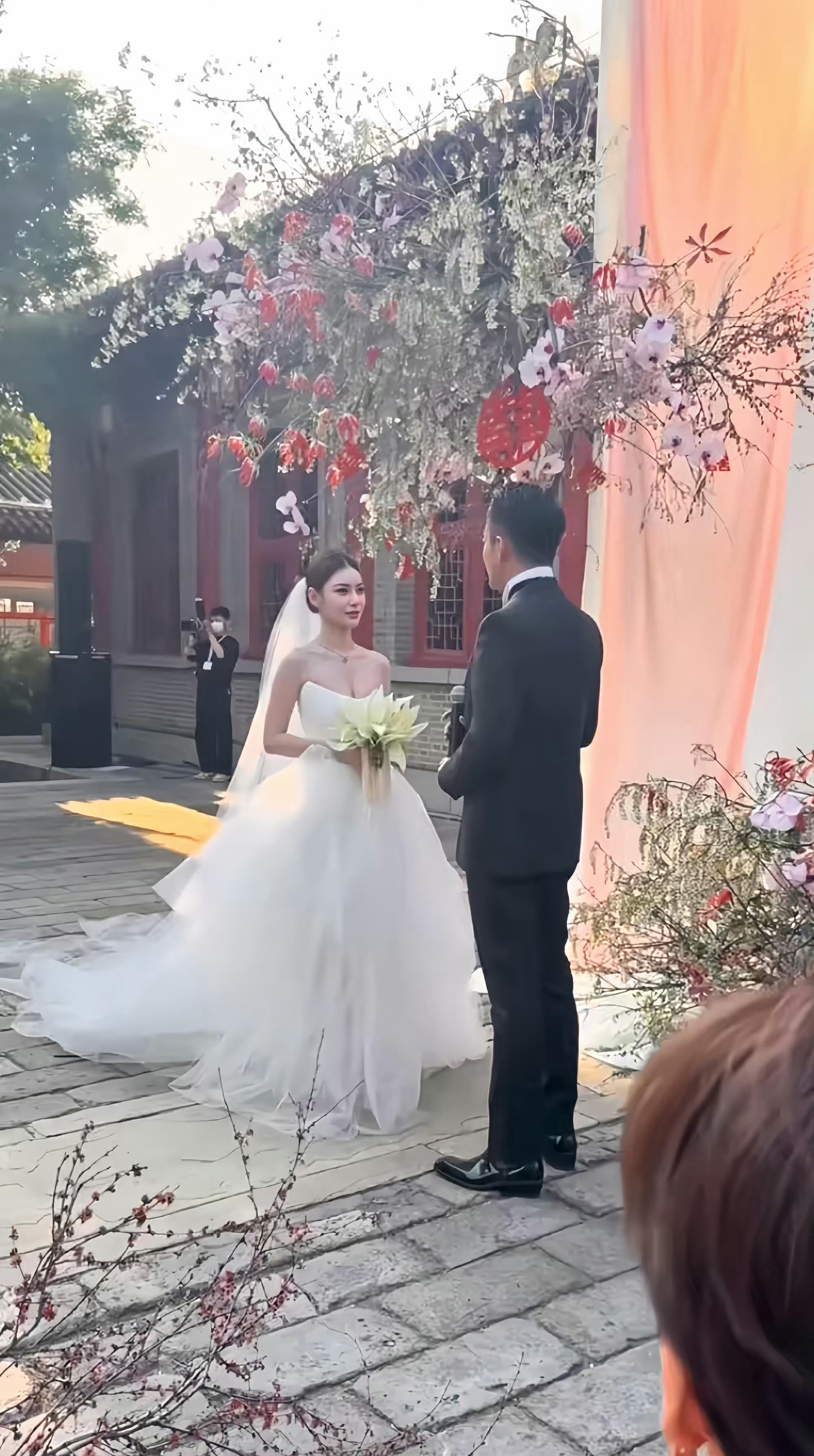汪小菲风光迎娶马筱梅汪小菲与马筱梅今日大婚，隆重补办婚礼，现场热闹非凡。 ​​​