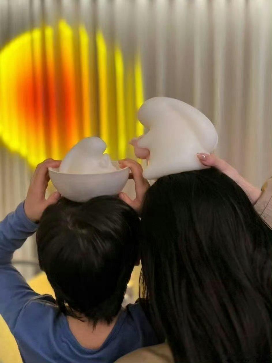 路人偶遇angelababy接小海绵放学｜angelababy 母爱真的是这个世