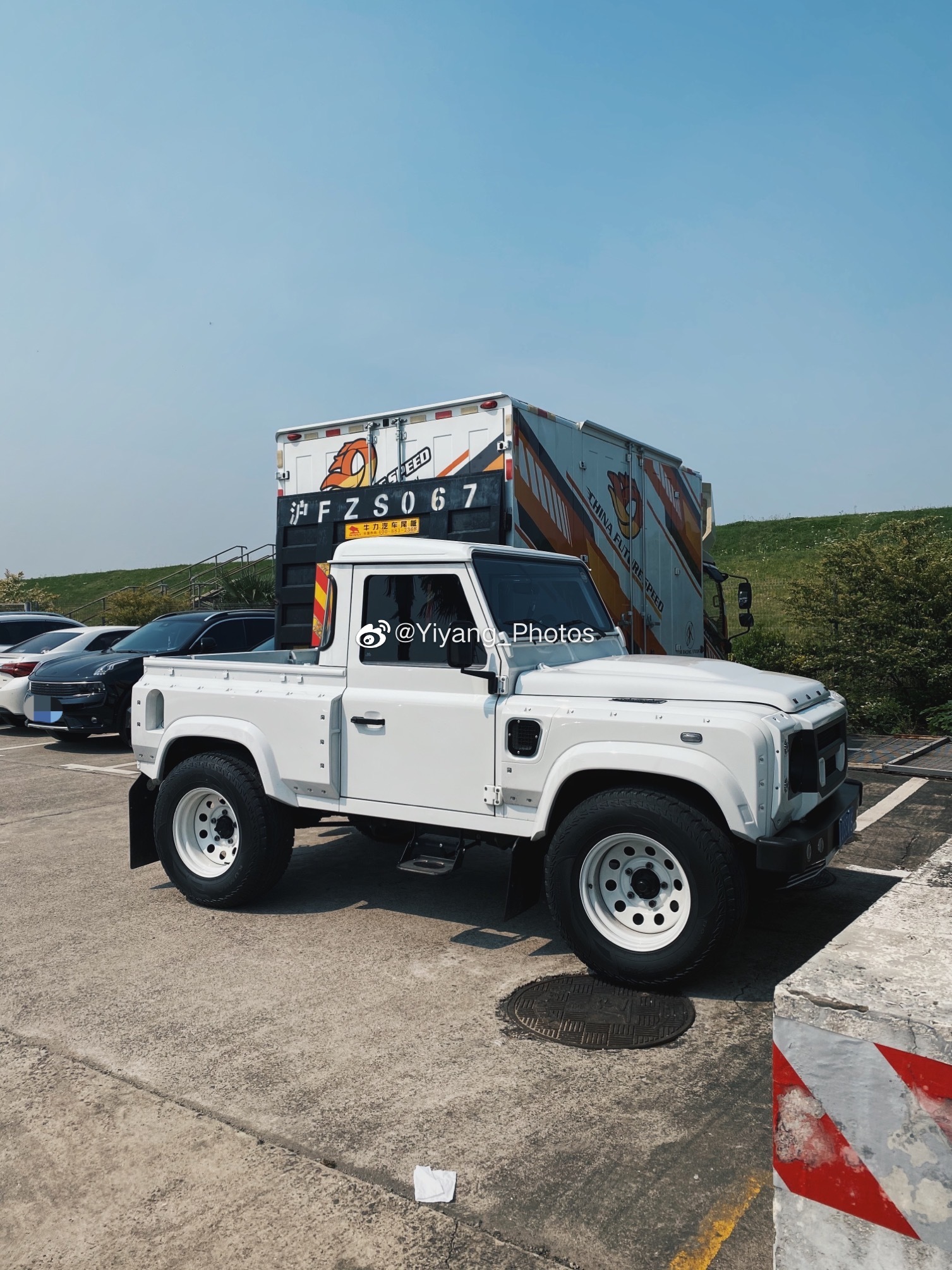 前几天见到辆比较少见的车, Kahn Defender 90 Pickup, 小