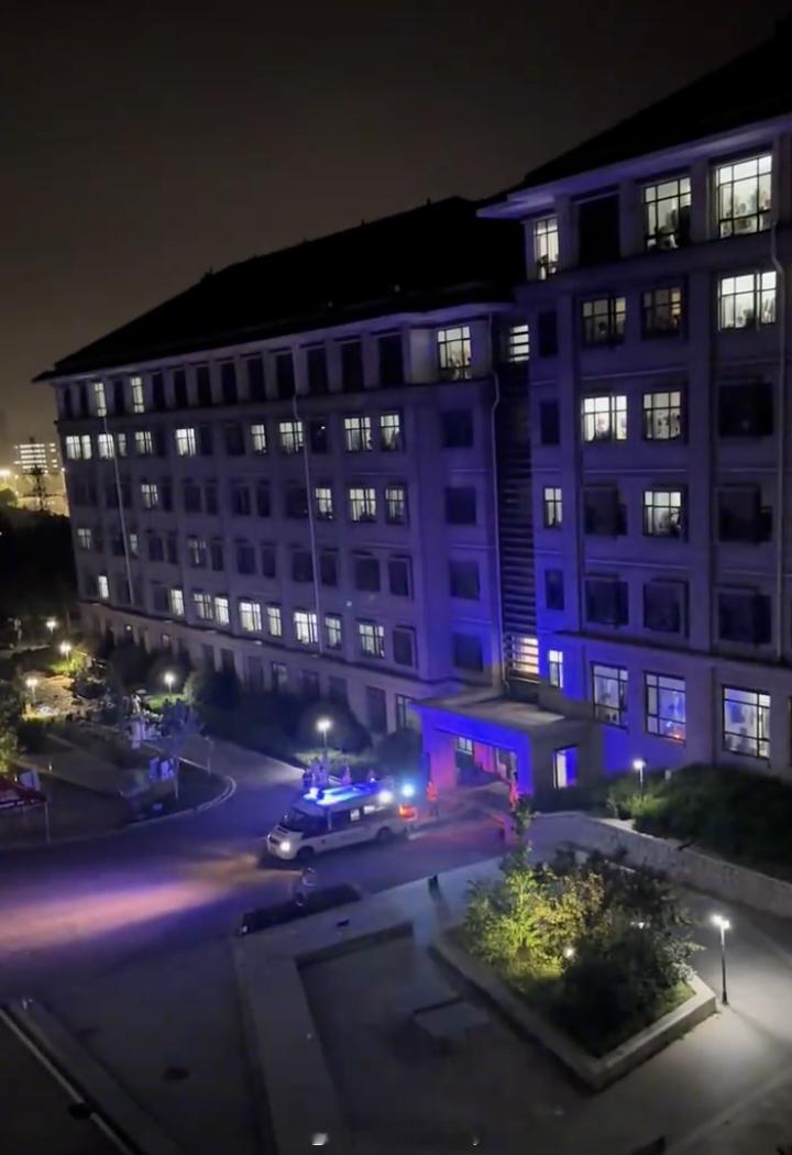 五六台救护车救热晕学生校方称不知 这么多救护车到学校，学校领导不知道what？？