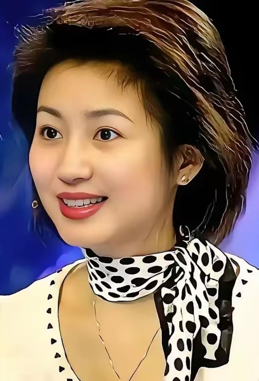 还记得央视主持人王小丫吗？
当年她和董卿、周涛一样，都是家喻户晓的“央视一姐”。