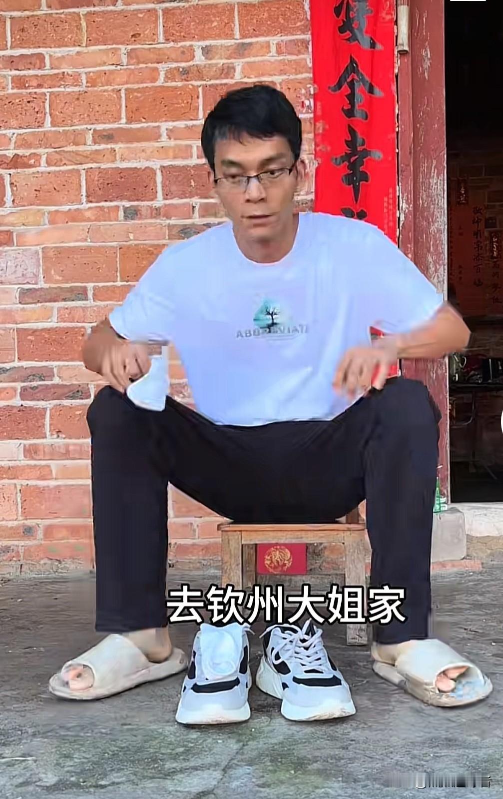 今天，唐尚珺更新了视频。视频中，唐尚珺表示，趁着假期带年迈的母亲去钦州大姐家。母