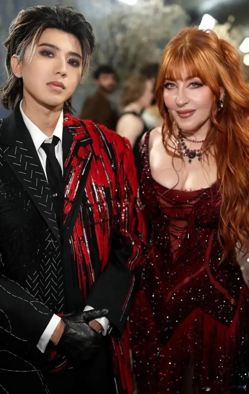 蔡徐坤很招女富婆喜欢！蔡徐坤首登MetGala，是prada女老总带去的，而且亲