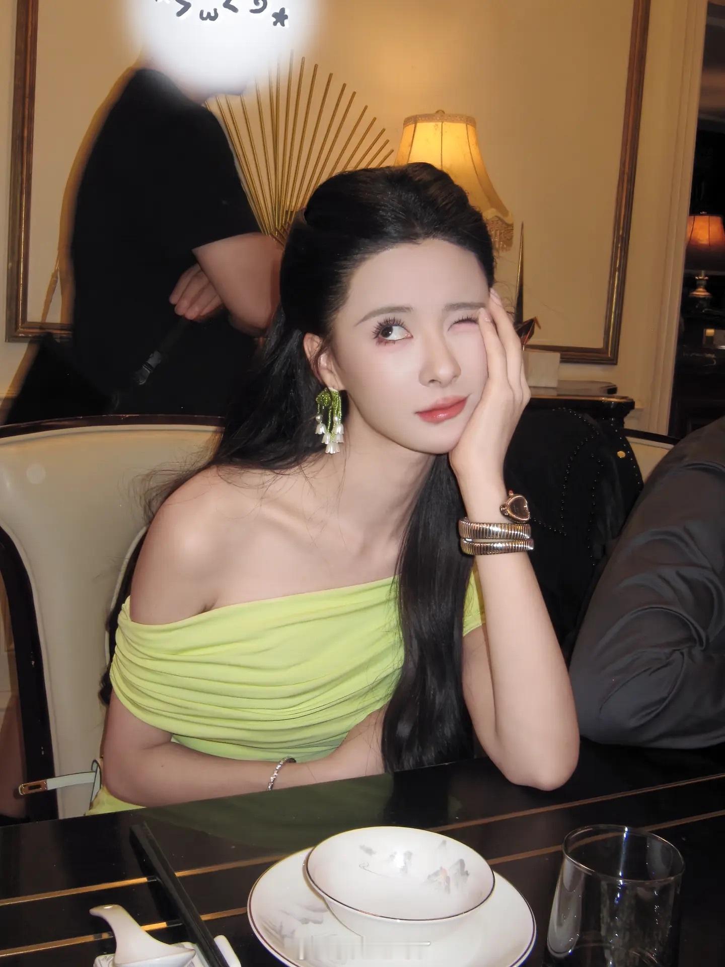 “分分钟想和你汇报” 孟娜蛮网感的 更新了一则绛色栀子2的照片 跟了个热点 ​​