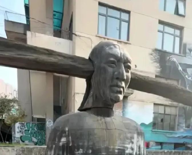 大半夜刷到西安街头那个雕塑，哪怕我自诩见多识广，也是看得后背发凉
一个光头脑袋上