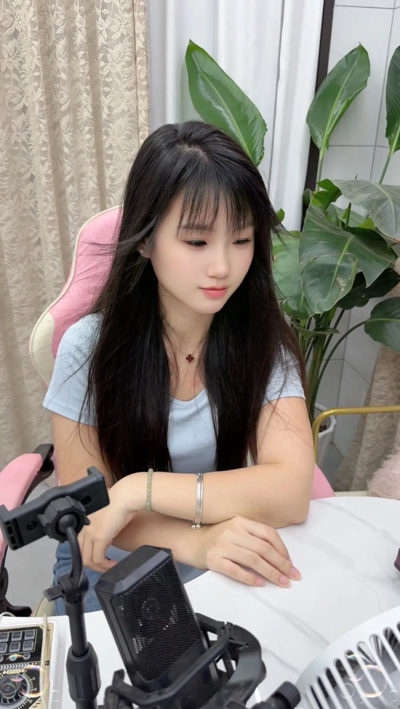 凡事不求完美，要留三分余地！  去接受万般模样的自己； 不解释，不反驳...