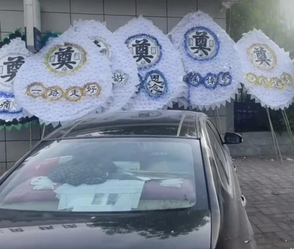 震惊，死者家属把花圈摆到了交警大队的门口了？陕西省铜川市一名男子因为酒驾被警方查