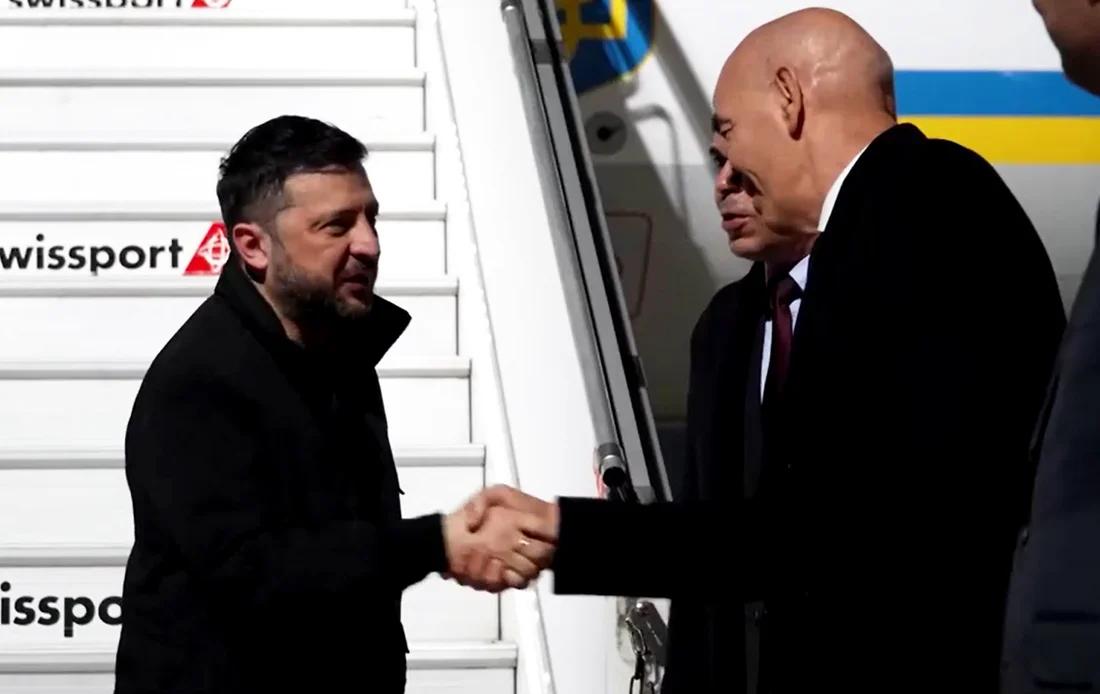 泽连斯基已经抵达塞浦路斯。
这不是他第一次去塞浦路斯，但这次时机特别巧，就在1月