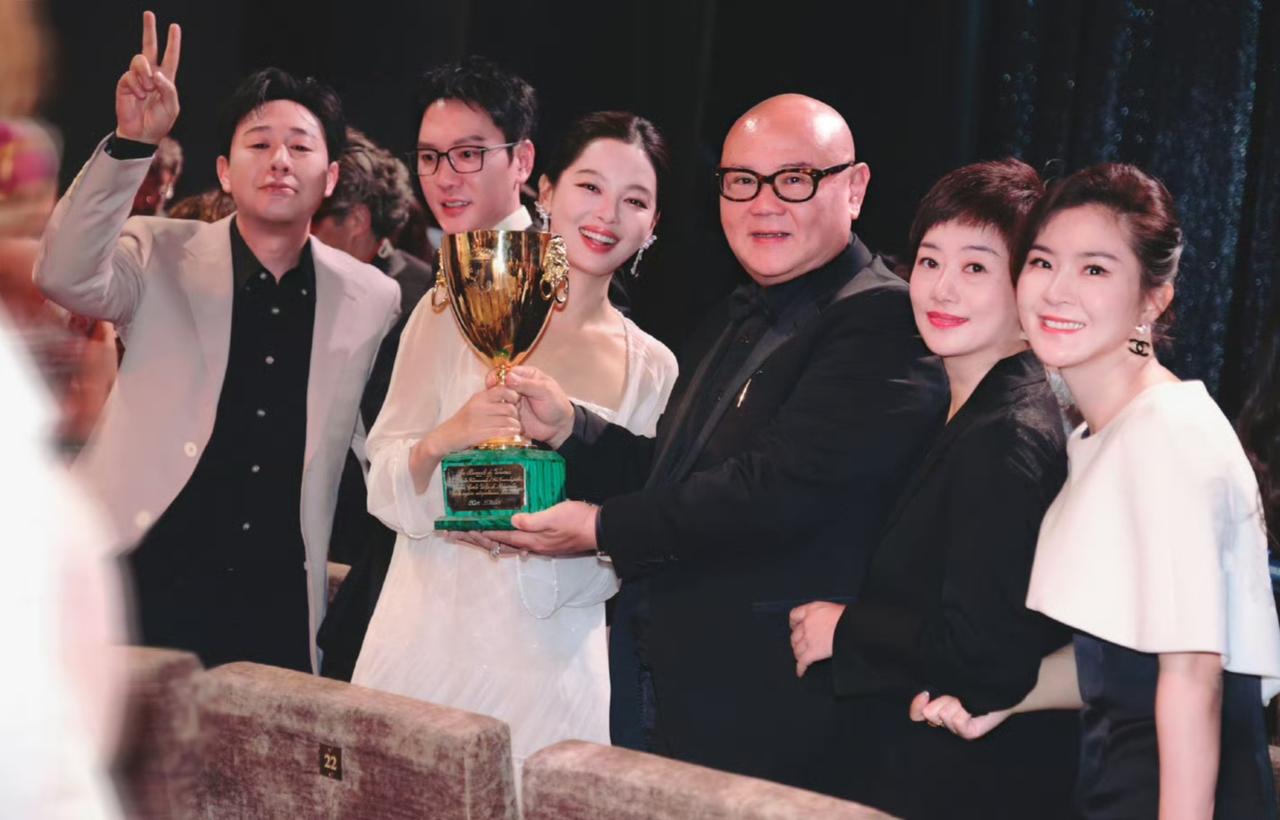 辛芷蕾黑龙江鹤岗籍女演员，就是房价最便宜的地级市。刚刚凭借主演的电影《日掛中天》