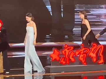 穿着恨天高的张小斐一定心里抱怨张译太不绅士，也不扶扶她！她最后瞅张译那眼神大概率