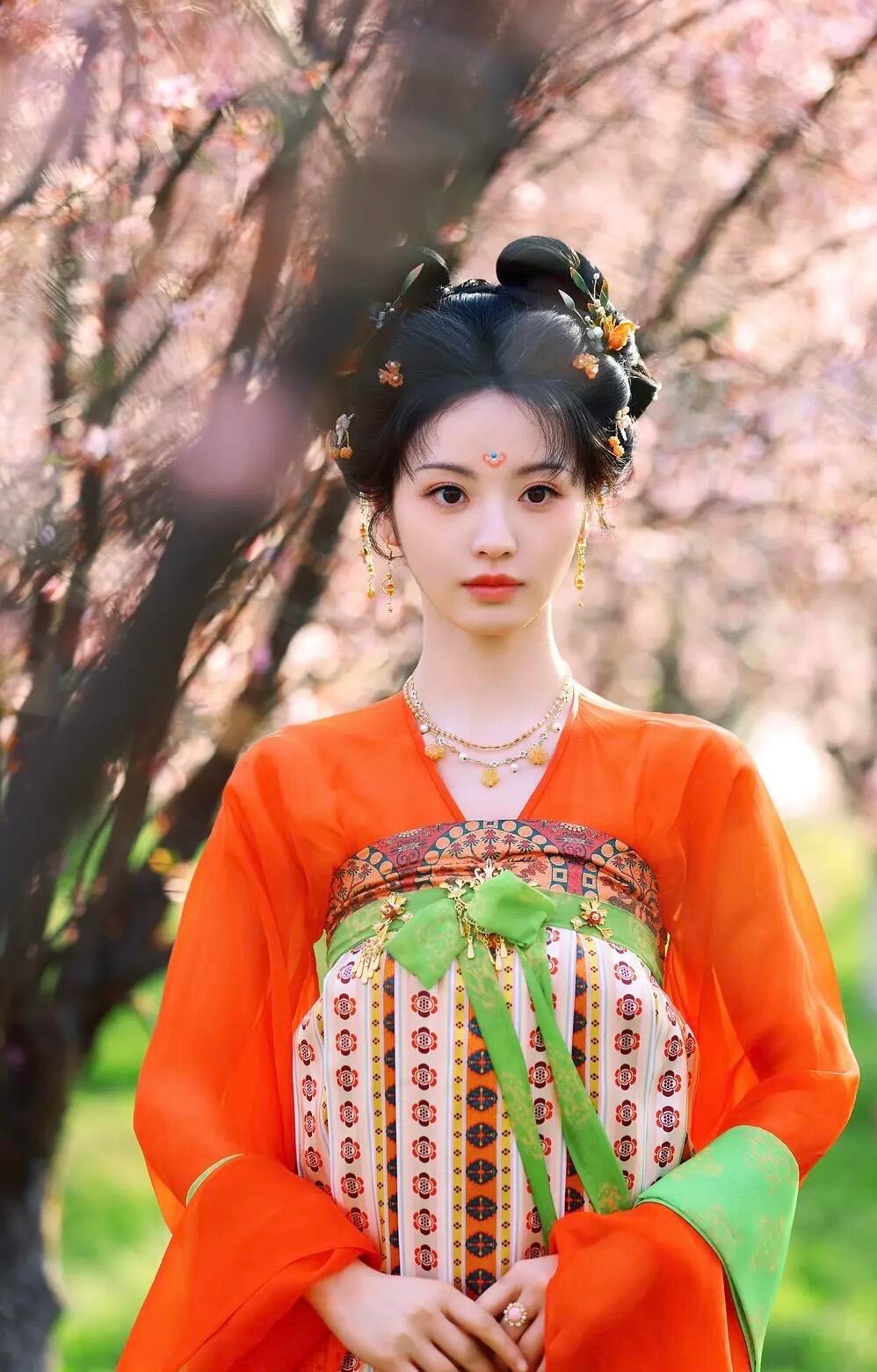 子夜归·田曦薇 | “色彩斑斓”“五光十色”大唐服饰，你们最喜欢哪一套呢？ ​​