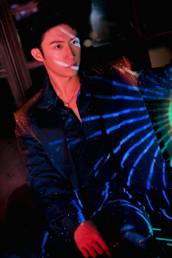 黄景瑜去年林陆骁今年江成屹  江成屹风格的造型搭配上这种霓虹甜心舞台的元素，黄景