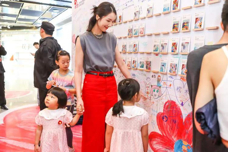 李亚男带着两个孩子参观画展，大女儿和爸爸王祖蓝十分相似，脸颊胖乎乎的，看起来非常
