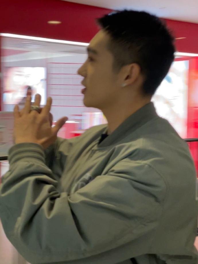 对五官帅气寸头男孩毫无抵抗力，于适今日份线下活动阳光帅气大男孩！[好喜欢] ​​