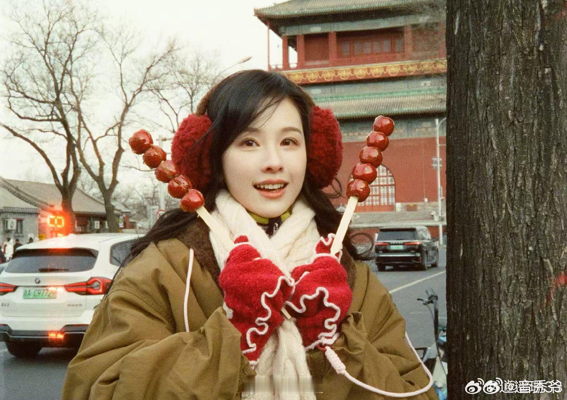 第一次见这样的陈都灵 没想到陈都灵能把日常感拍出这么高级的味道，鼓楼、糖葫芦、暖