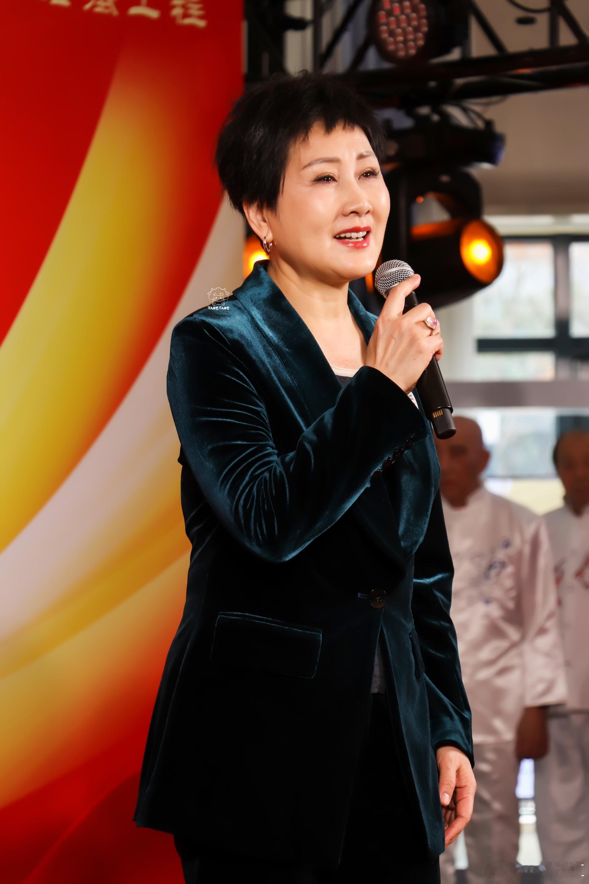 张凯丽女儿说自己曾被伤害原来舞台上的情绪爆发藏着故事！张凯丽女儿张可盈在节目里透