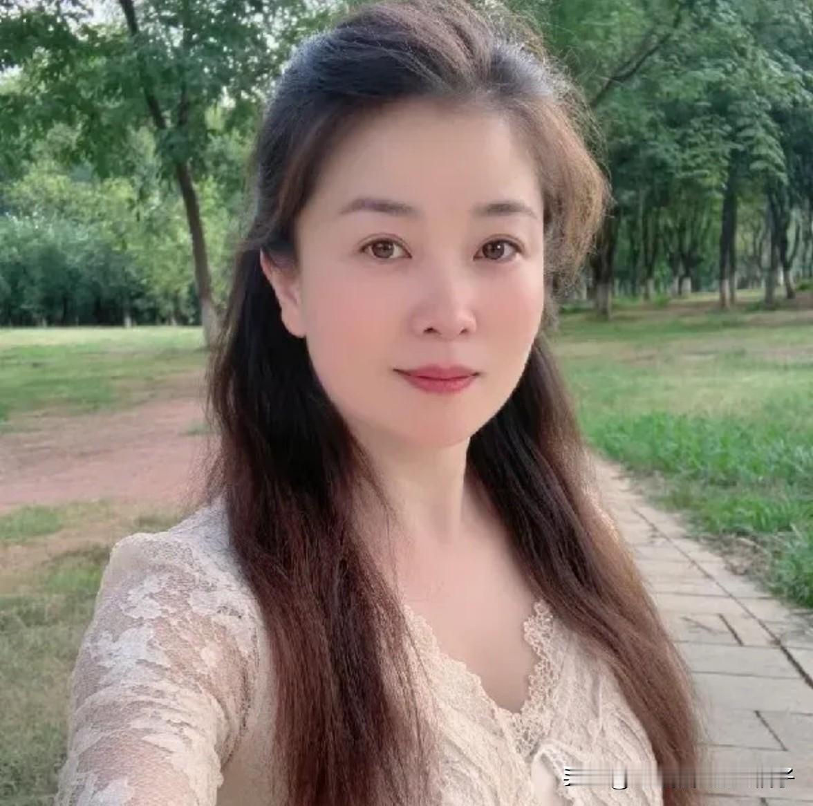 清晨的阳光，就像大自然温柔的唤醒师。
它洒在草地上，小草被轻轻叫醒，努力地探出头