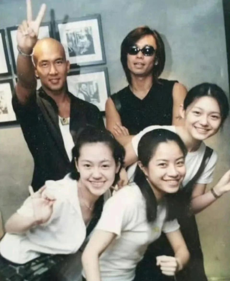 她一开始就是被分手，当时主持那个节目还哭了好像，那么爱，20年前就不该伤人家的心