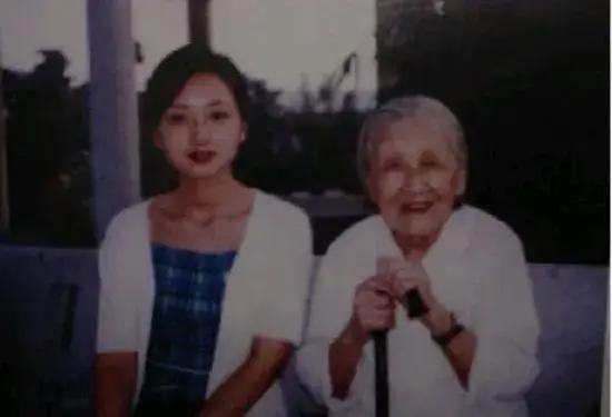 1982年，毛远新第一次见到女儿，可女儿却很排斥他，毛远新声音哽咽地对妻子说：都