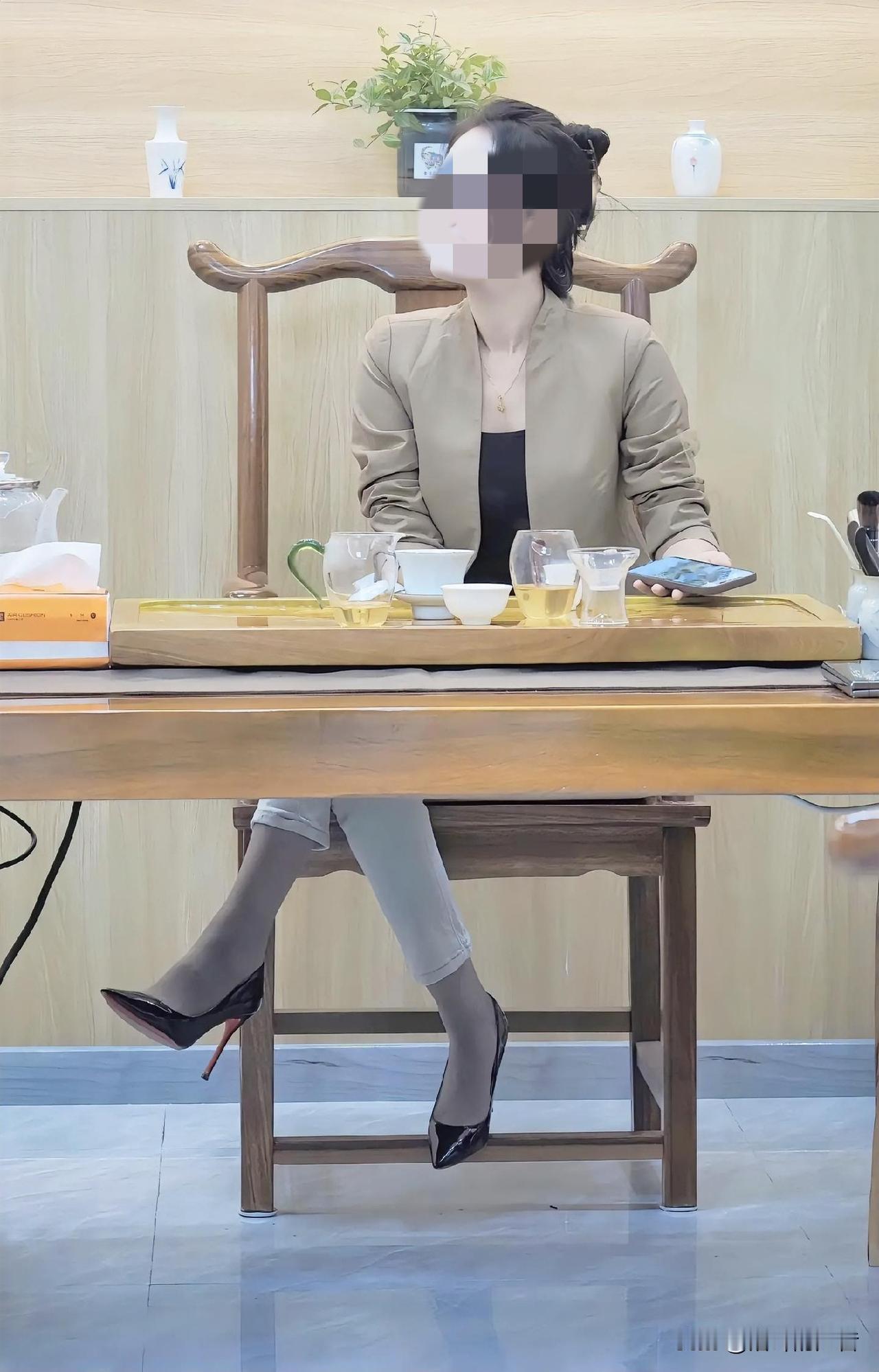 女子说，她长这么漂亮，丈夫还不知足，她做梦都没有想到，丈夫前两年却跟别的女子跑了