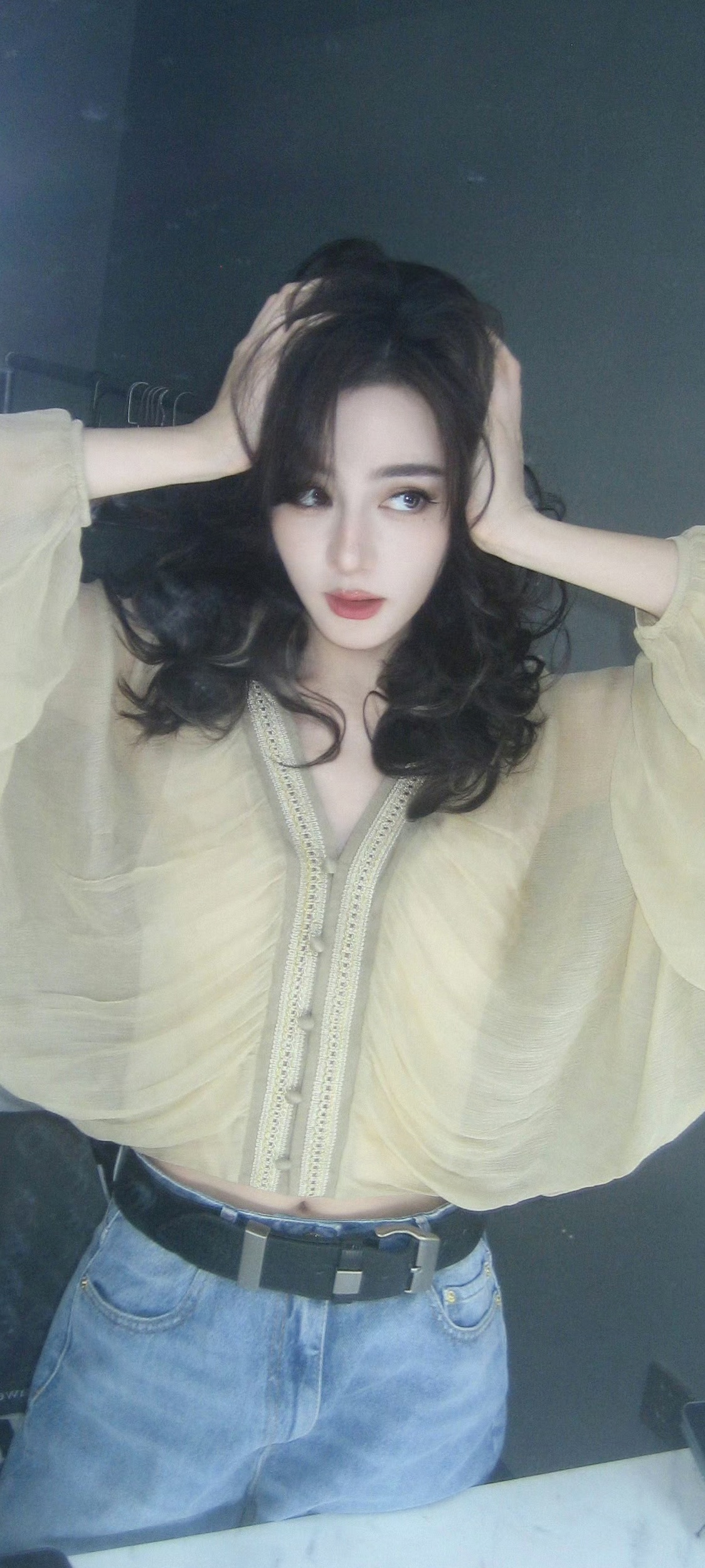 迪丽热巴慵懒感卷发随拍穿啥都好看❤️​​​