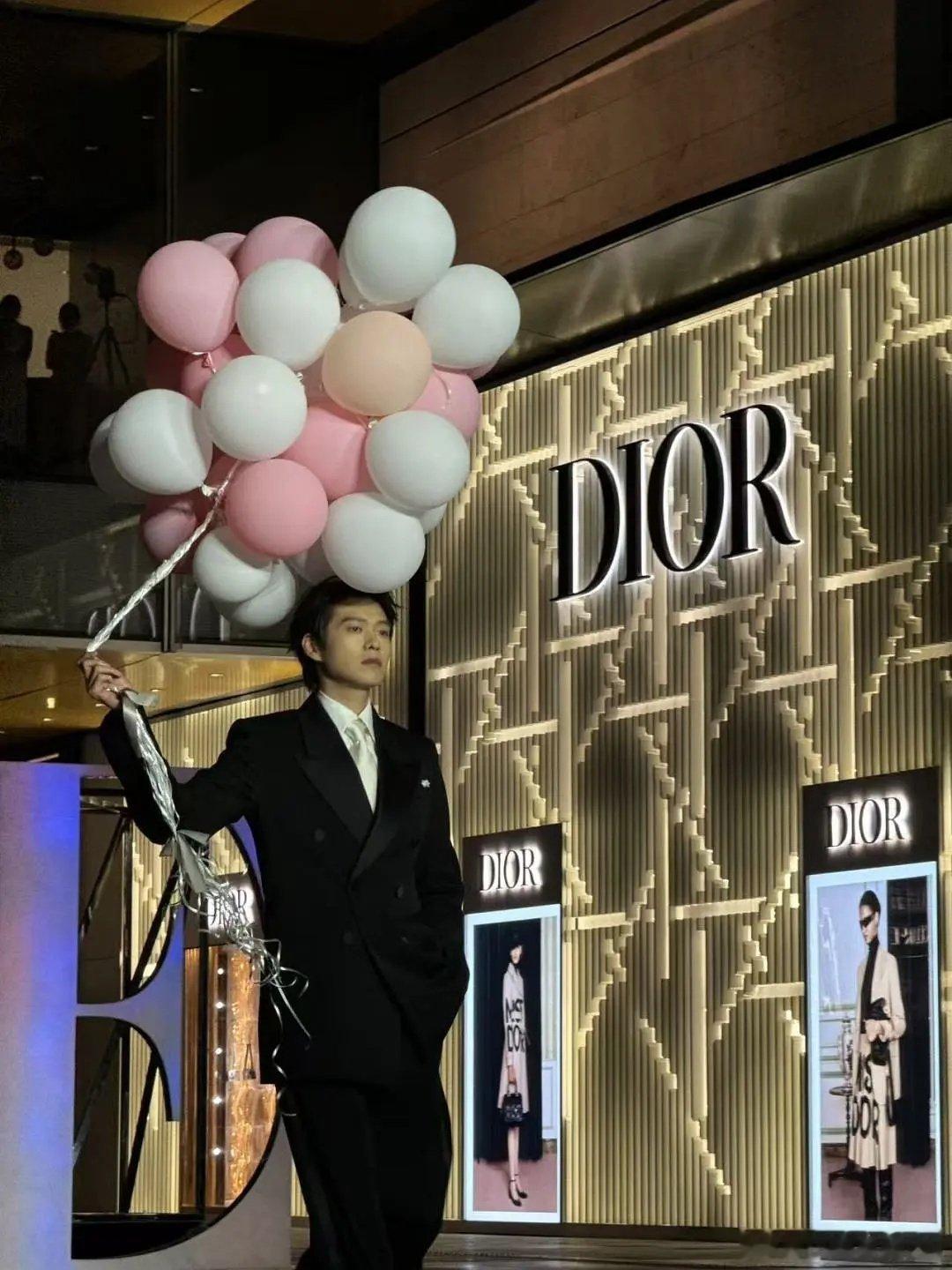 魏大勋走秀 好一个撕漫男 ​​​