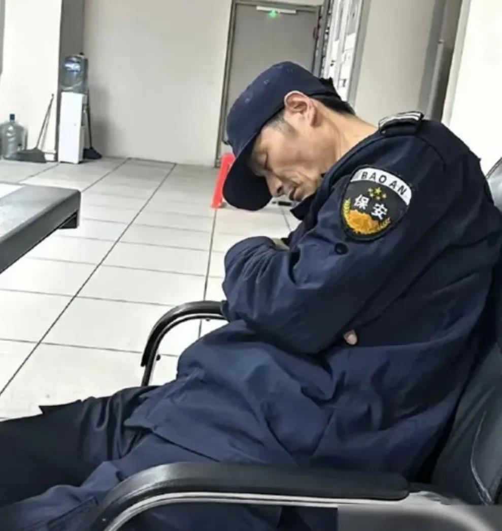 “毫无人性！连正常生理需求都不放过！”
凌晨3点半，60岁保安打了16分钟盹，公
