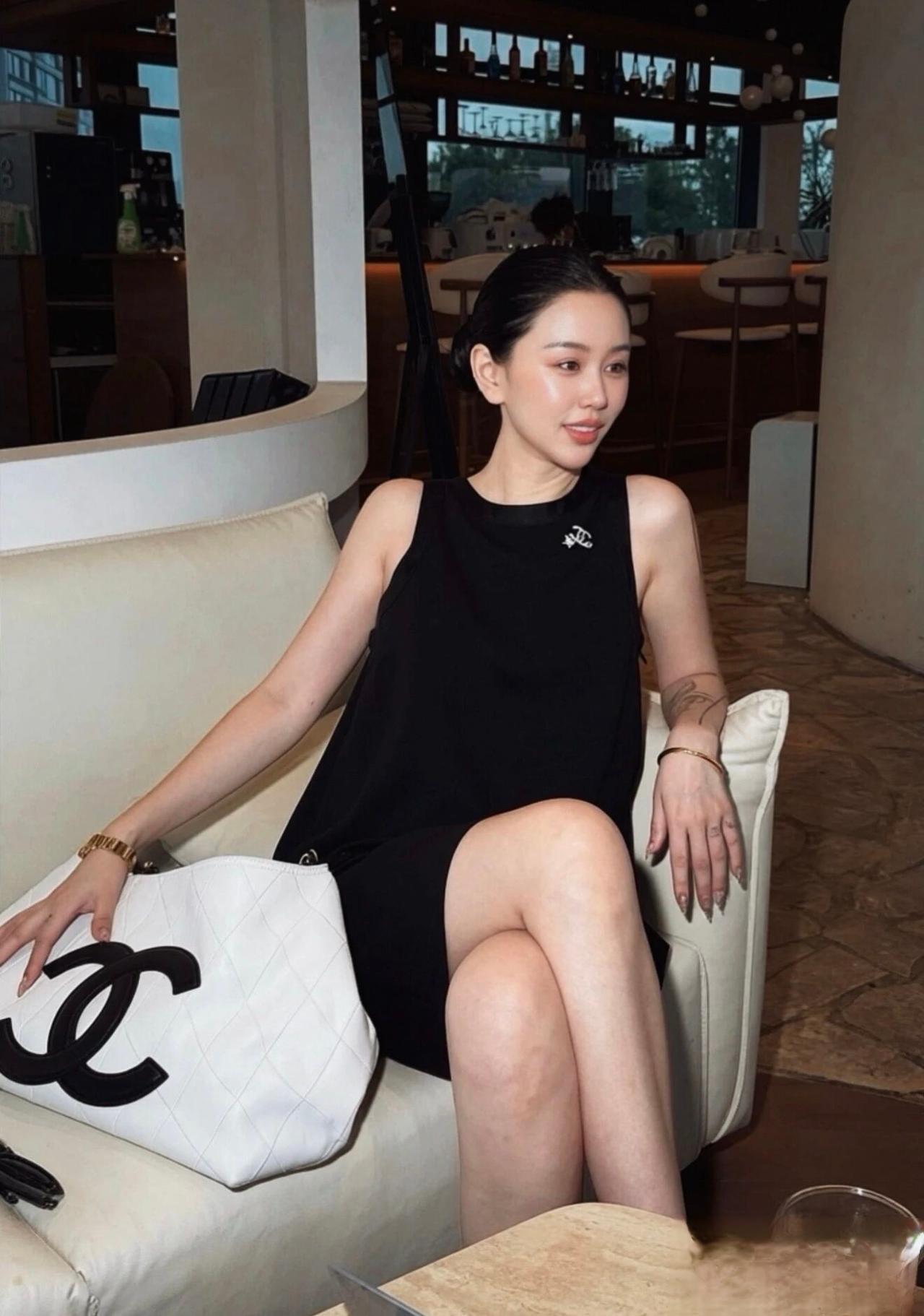 低调奢华有内涵，
请教下，那个袋子啥牌子来？